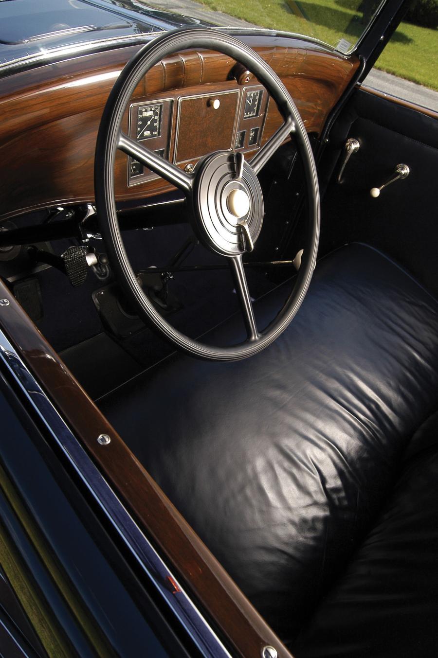 Интерьер REO 8-350 Royale Convertible Coupe 1932 года  (фото 4 из 6)